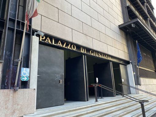 L'ingresso del Tribunale di Genova, dove è in corso il processo per i fatti avvenuti a Chiavari il 6 maggio 1996 L'ingresso del Tribunale di Genova, dove è in corso il processo per i fatti avvenuti a Chiavari il 6 maggio 1996