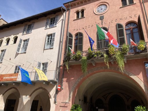 Il palazzo comunale albese (foto Gisella Divino)