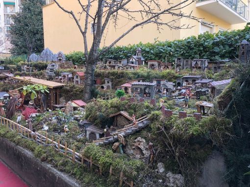 Il Monviso, la cascata e il vino: il presepe dei record che unisce le tradizioni di 4 regioni [VIDEO]