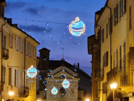A Bra è arrivato il Natale: accese le luminarie e l’albero A Bra è arrivato il Natale: accese le luminarie e l’albero