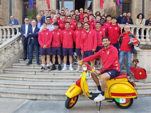 Foto di gruppo di fronte al municipio