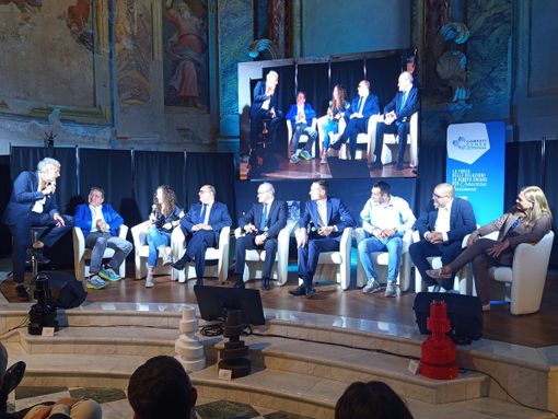 Gli imprenditori cuneesi con il moderatore Massimo Giletti Gli imprenditori cuneesi con il moderatore Massimo Giletti