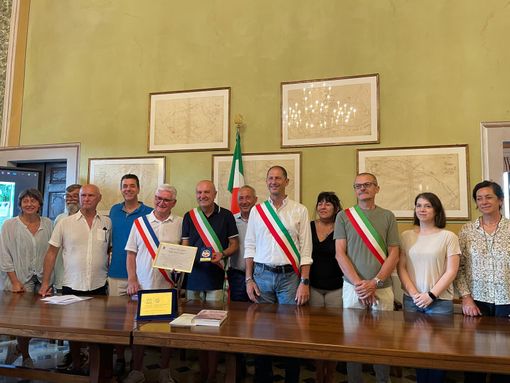 Il momento dell'attribuzione della cittadinanza onoraria a Ezio Cardinale con gli amministratori locali e le delegazioni dei comuni gemellati