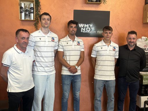 Da sx: Daniel Martini (MA Decorazioni), Lorenzo Sala, Claudio Cattaneo, Matteo Bonomi e Cristian Martini (Bar Why Not)