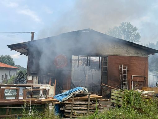 Presidio notturno dei vigili del fuoco dopo l'incendio alla periferia di Alba