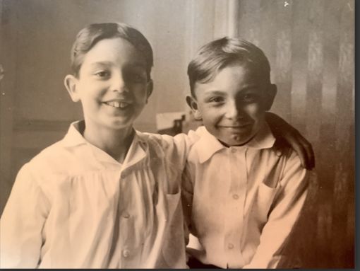 Calvino da piccolo immortalato insieme a Floriano