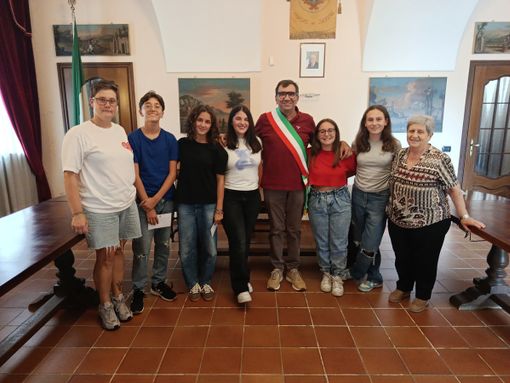 Il sindaco di Sanfrè Giuseppe Barberis con i cinque studenti sanfredesi meritevoli