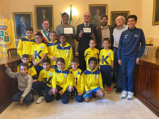 A Novello la foto di gruppo con i premiati Pietro Brunetti e Mustapha Amane Ellah