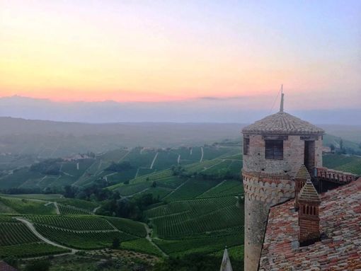 Alba sopra Serralunga vista dalla torre quadrata del castello