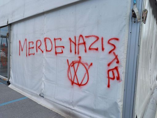 Una delle scritte apparse all'hub vaccinale del Movicentro di Cuneo Una delle scritte apparse all'hub vaccinale del Movicentro di Cuneo