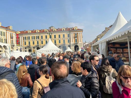 La grande folla in piazza Galimberti per la Fiera del Marrone