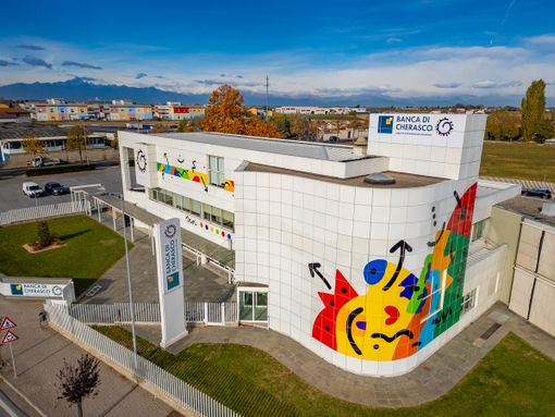 L'arte di Coco Cano colora la sede della Banca di Cherasco