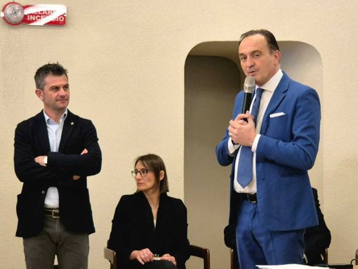 Il presidente Cirio durante la conferenza stampa per la pista ciclabile Alba-Canelli
