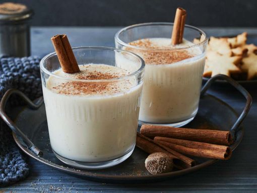Alla scoperta dell’eggnog, la bevanda natalizia che fa impazzire gli Usa