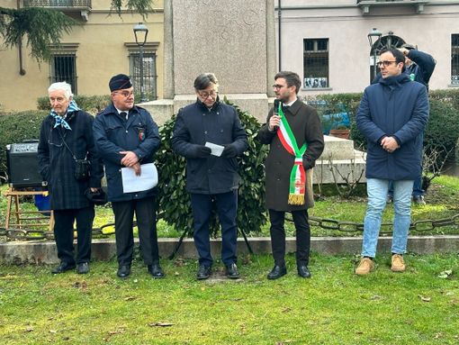 Alba celebra il Giorno della Memoria: corona di alloro ai Giardini della Regina e proiezioni di Fenoglio sul Municipio