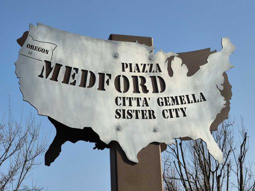 Nuove insegne in piazza Medford omaggiano la prima città gemellata con Alba
