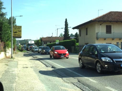Abituali le code lungo corso Canale, qui nel tratto che porta verso Racca