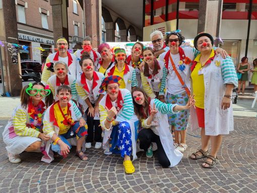 Nelle foto alcuni momenti della manifestazione promossa dai volontari di Arcobaleno VIP nel centro di Bra