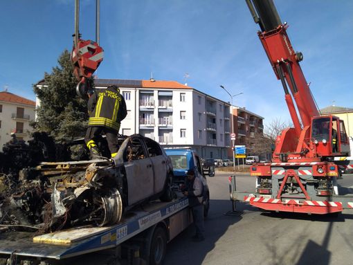 Bra, auto a fuoco dopo l’incidente. Conducente riesce a mettersi in salvo [FOTO]