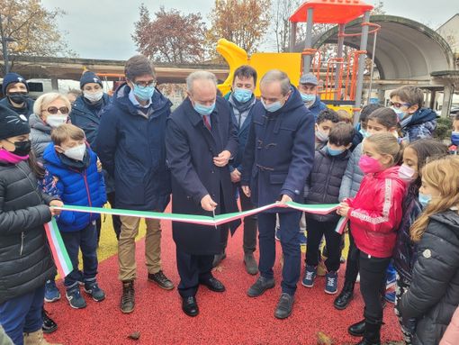 A tagliare il nastro del nuovo spazio, il presidente di Abet Laminati Bruno Mazzola