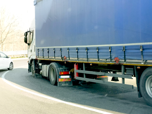 Cherasco, mezzo pesante in panne sulla Salita del Bergoglio. Disagi alla circolazione