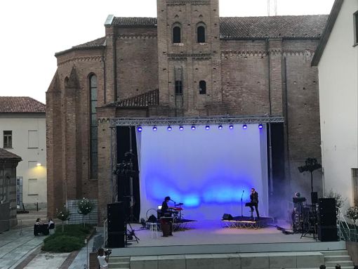 Dannazione e bellezza in scena ad Alba con il “Decamerock” di Massimo Cotto Dannazione e bellezza in scena ad Alba con il “Decamerock” di Massimo Cotto