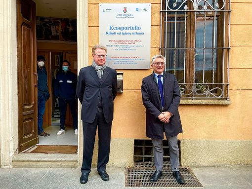 Giuseppe Rossetto e Carlo Bo all'ingresso dell'Ecosportello Giuseppe Rossetto e Carlo Bo all'ingresso dell'Ecosportello