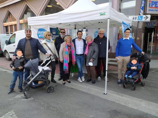 Il gazebo di Fratelli d'Italia in piazza Cagnasso Il gazebo di Fratelli d'Italia in piazza Cagnasso