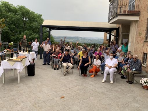 "Le Radici" in casa di riposo a Govone, tra cabaret e degustazioni vinicole