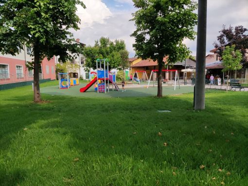 A Narzole giardini rinnovati, un percorso artistico nel viale e una casetta dell’acqua