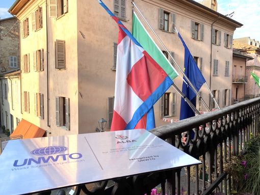 La targa che attesta il riconoscimento Unwto alla Città di Alba