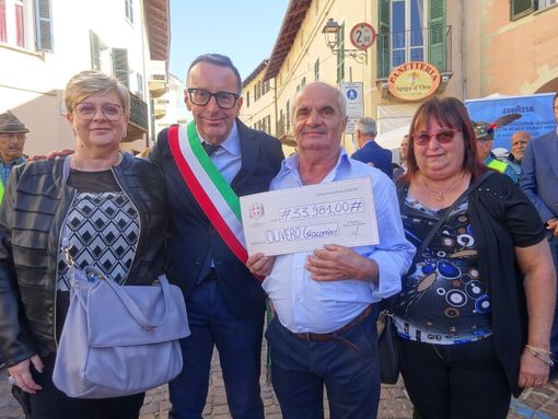 Nella foto la consegna dell’assegno all’allevatore sommarivese Giacomino Olivero