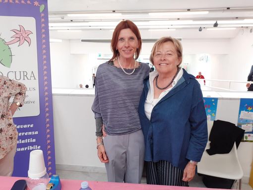 A sinistra il presidente di "Ho Cura" Luciana Saglietti con l'ex dirigente Maria Vittoria Oddero A sinistra il presidente di "Ho Cura" Luciana Saglietti con l'ex dirigente Maria Vittoria Oddero