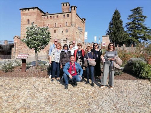 Stefano Ricca con un gruppo di turisti accompagnato al castello di Grinzane