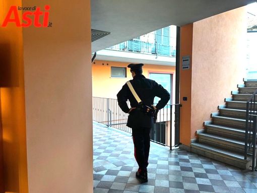 I Carabinieri nella palazzina dove mercoledì mattina si è consumato l'omicidio di Valerio Pesce