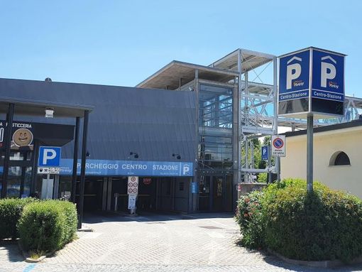 Atti vandalici nel parcheggio multipiano della stazione ad Alba. "Più controlli ed entrata solo con il biglietto"