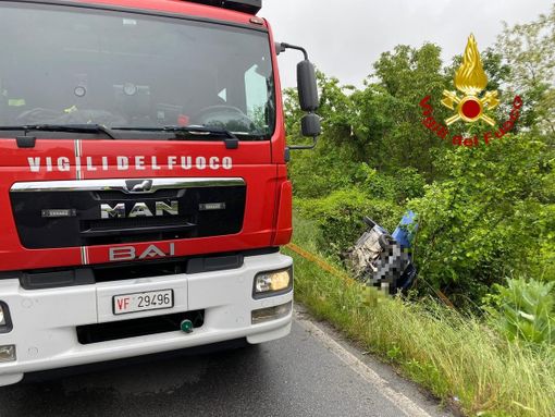 Sommariva Perno, auto si ribalta: intervengono i vigili del fuoco
