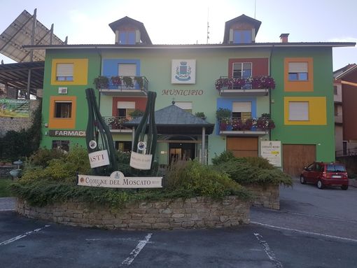 La colorata sede del Comune di Cossano Belbo La colorata sede del Comune di Cossano Belbo