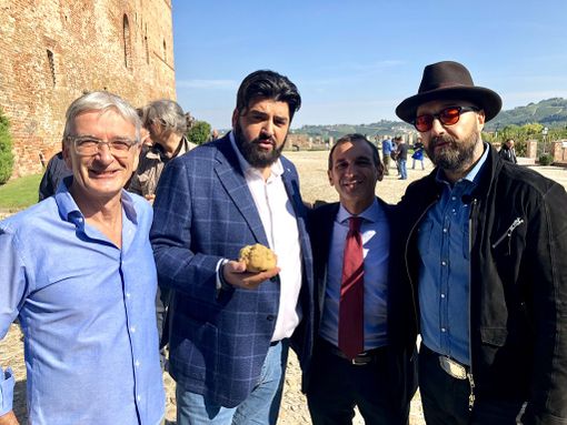 Nel corso della registrazione dell’esterna del 26 settembre, Mario Agostino Aprile – Presidente dell’Unione delle Associazioni Trifulau Piemontesi, Antonino Cannavacciuolo, Marco Scuderi – direttore dell’Enoteca Regionale Piemontese Cavour e Joe Bastianich