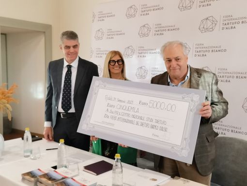 Cerimonia di consegna dell'assegno da 5 mila Euro a favore del Centro Nazionale del Tartufo. Cerimonia di consegna dell'assegno da 5 mila Euro a favore del Centro Nazionale del Tartufo.
