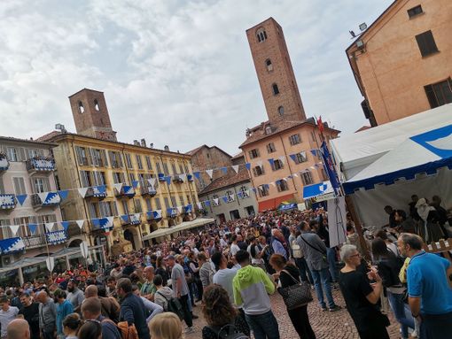 Alba si è vestita di folklore: numeri record per il "Baccanale dei Borghi"