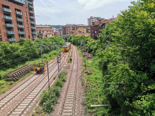 La zona interessata che i vigili del fuoco stanno mettendo in sicurezza si trova verso il cavalcavia di Corso Italia ad Alba