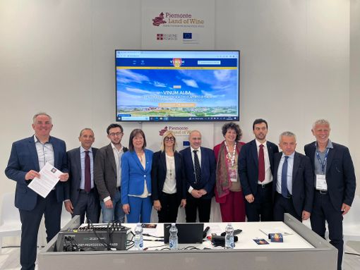 Lo staff di Vinum durante la presentazione al Vinitaly di Verona