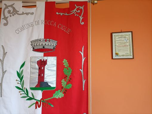 La pergamena vicino al gonfalone del Comune di Rocca Cigliè