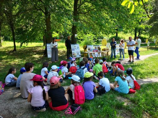 I bambini presenti al parco San Cassiano durante la spiegazione sull'importanza delle api per l'umanità I bambini presenti al parco San Cassiano durante la spiegazione sull'importanza delle api per l'umanità