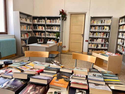 Gli interni della biblioteca di Belvedere Langhe