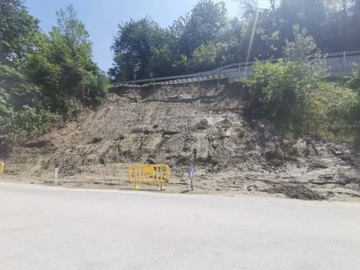 La frana sulla SP9 a Monforte d'Alba: dopo la pulizia si attendono sviluppi sulla messa in sicurezza del costone