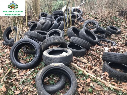 La Polizia Locale sui luoghi dell'abbandono degli pneumatici (Foto Polizia Locale Pocapaglia) La Polizia Locale sui luoghi dell'abbandono degli pneumatici (Foto Polizia Locale Pocapaglia)