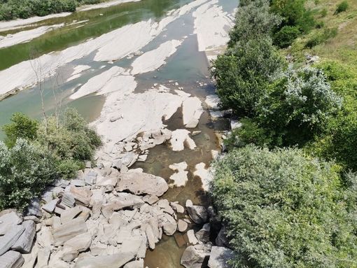 Il Tanaro soffre la siccità di questa estate che eredita il periodo di caldo inconsueto della primavera