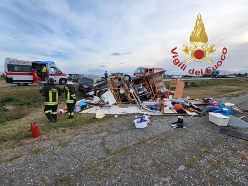 Roulotte distrutta nell’uscita di strada tra Bra e Marene. Illese le due donne a bordo